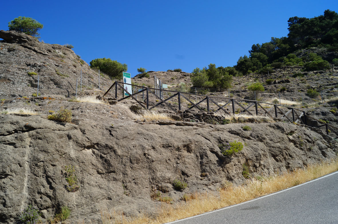 Acceso a las ruinas de Bobastro.