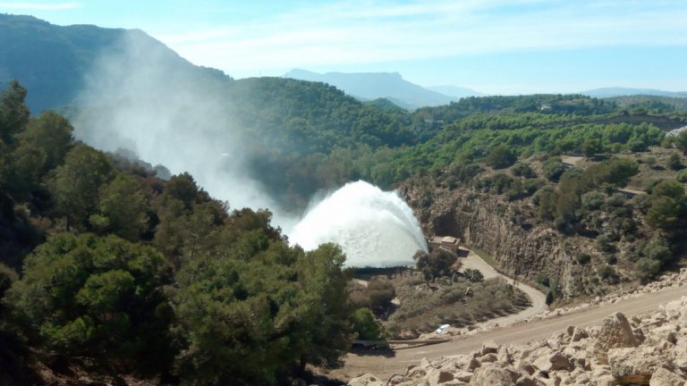 El embalse Guadalhorce abre su compuertas