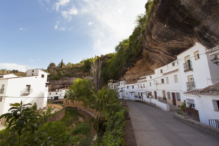 En Hotel Mesón La Posada del Conde ponemos a disposición de nuestros clientes la posibilidad de realizar una excursión privada a Setenil de las Bodegas y Ronda