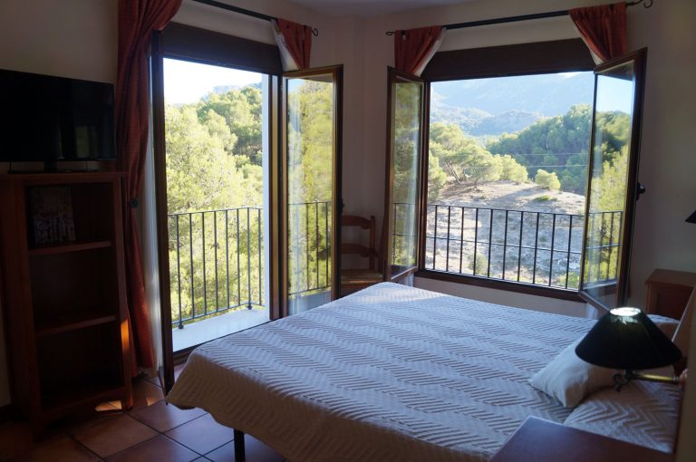 Habitación con cama de matrimonio y vistas a la montaña, para desconectar y disfrutar de la naturaleza