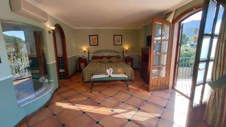 Amplia, luminosa, y con todos los servicios y detalles, así­ es nuestra suite en el Hotel La Posada del Conde