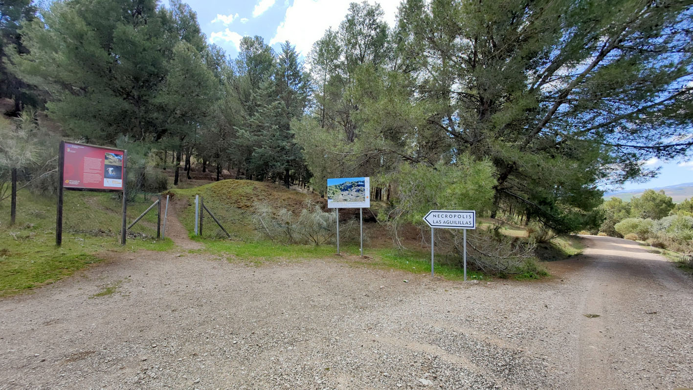 Entrada a la Necrópolis Las Aguilillas.