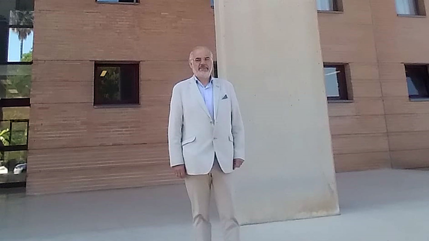 Miguel Ángel González, director gerente del Hotel Mesón La Posada del Conde, en la entrada de la Facultad de Turismo de Málaga.