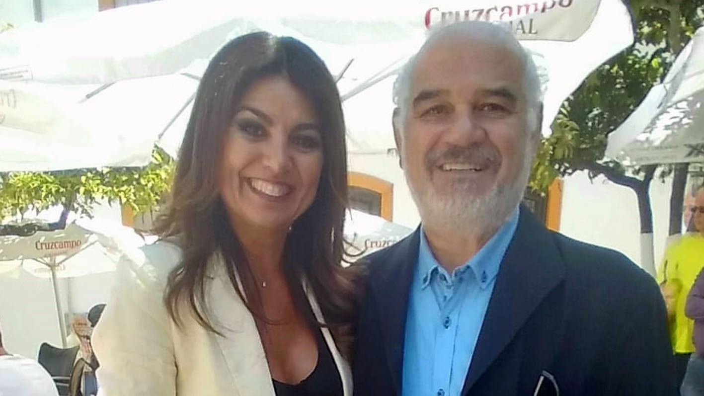 Nuria Rodríguez, delegada de Turismo de la Junta de Andalucí­a, y Miguel Ángel González, gerente Hotel Mesón La Posada del Conde