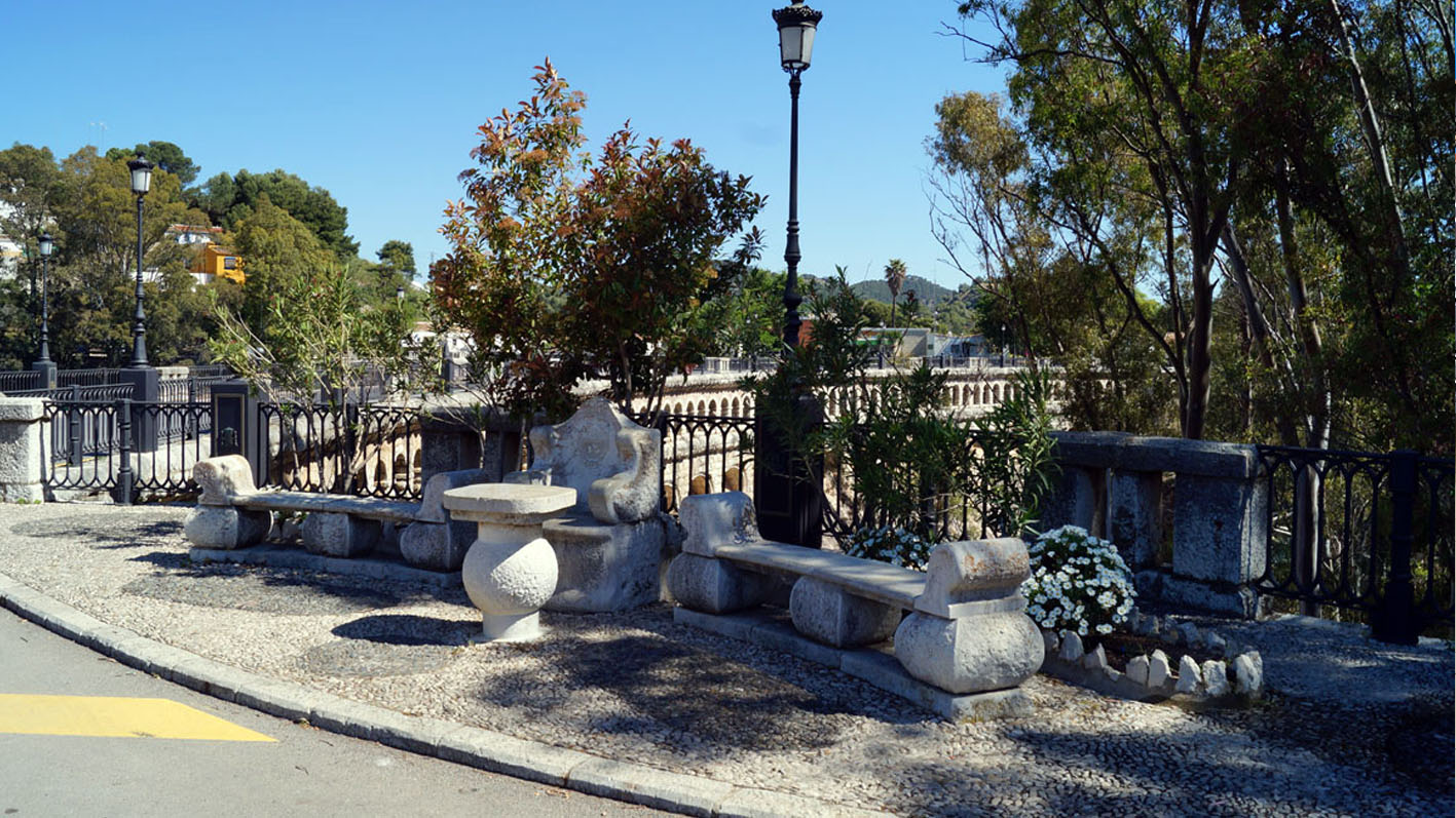 SillÃ³n del Rey Alfonso XIII junto al Hotel MesÃ³n La Posada del Conde.