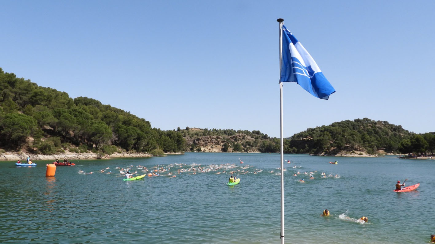 Los nadadores pudieron disfrutar, por una buena causa, de las espectaculares playas de interior del embalse.