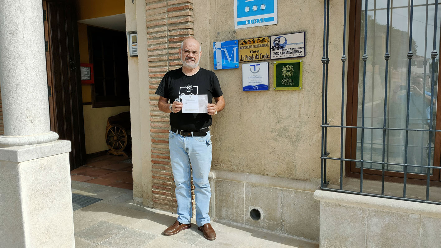 Miguel Ángel González en la entrada al Hotel Mesón La Posada del Conde.