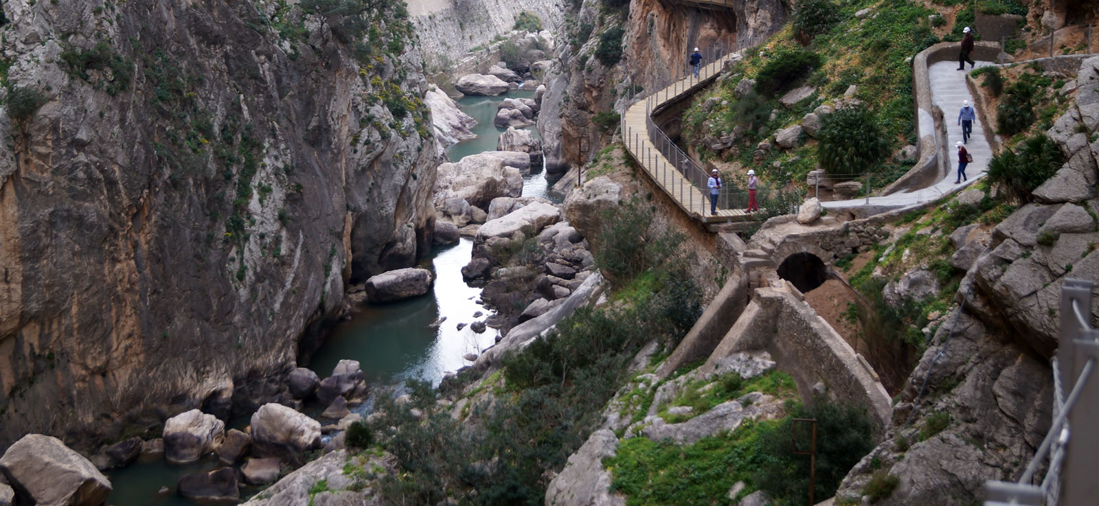 En el Hotel Mesón la Posada del Conde gestionamos tu entrada para visitar El Caminito del Rey.