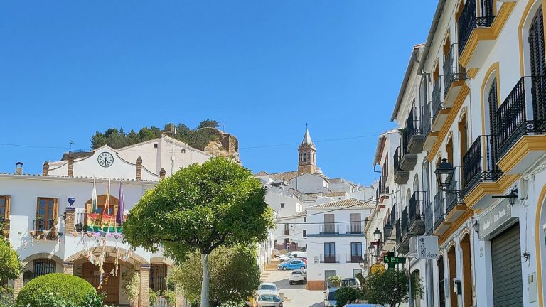 Desde la plaza de Ardales se divisa la Iglesia de los Remedios.