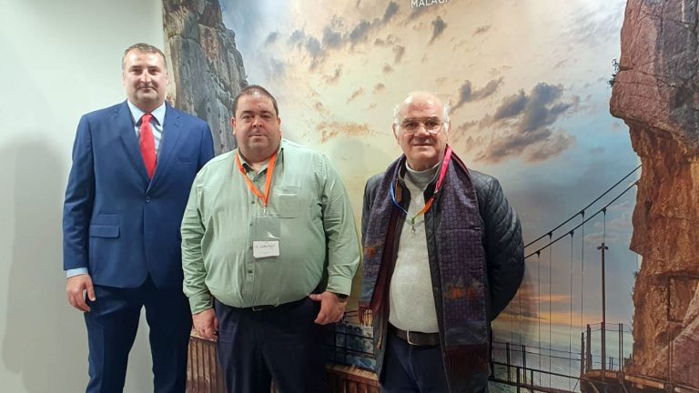 Miguel Ángel González en el stand dedicado a El Caminito del Rey en Fitur 2023.