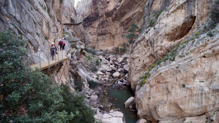 Desde el Hotel Mesón La Posada del Conde nos encargamos de las reservas de las entradas para visitar El Caminito del Rey.