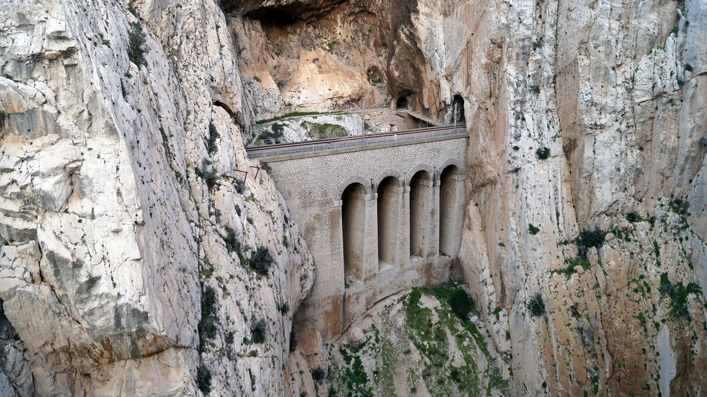 El tren daría la oportunidad a muchos viajeros de conocer El Caminito del Rey.