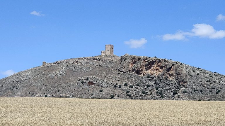 Descubre la magia de Teba y su impresionante castillo medieval situado muy cerca de nuestro Hotel Mesón la Posada del Conde