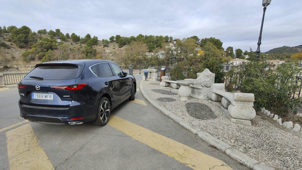 Mazda CX60 junto al Sillón del Rey, al fondo nuestro Hotel La Posada del Conde.