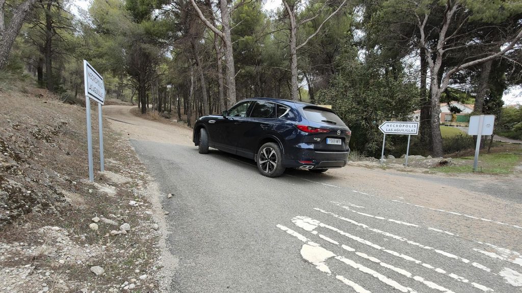 Mazda CX60 en la entrada de la pista que conduce a la Necrópolis de Las Aguilillas.