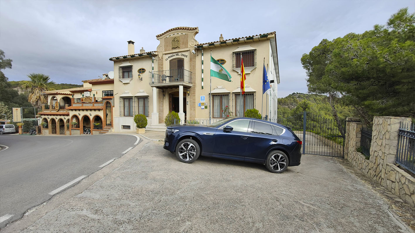 Nuevo Mazda XC60 junto al Hotel Mesón La Posada del Conde.